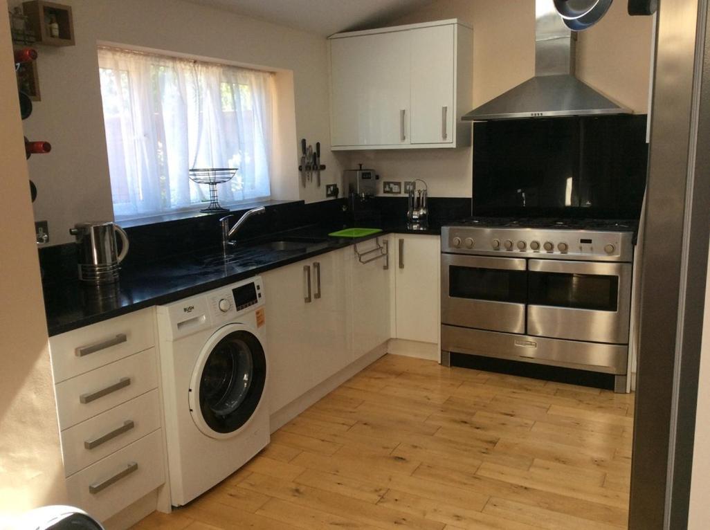 2 Double Bedroom Flat With Large Garden *