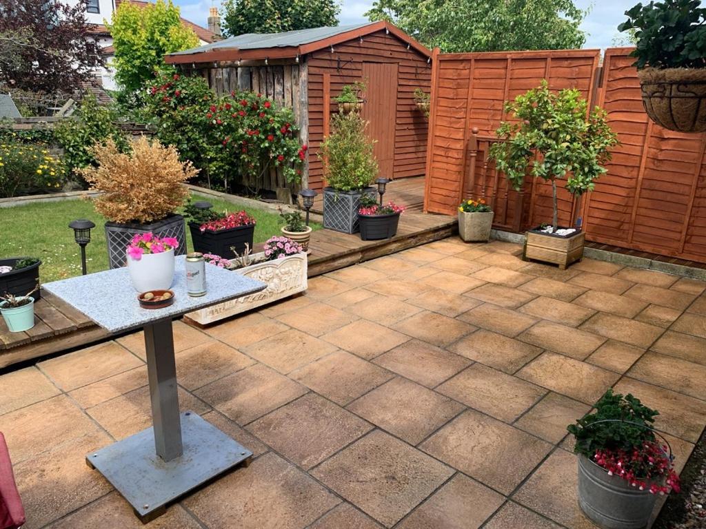 2 Double Bedroom Flat With Large Garden *
